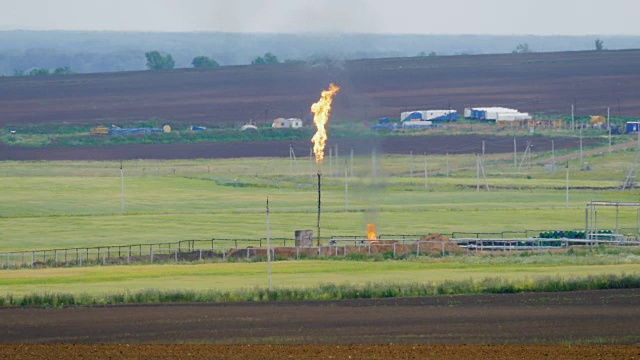 燃烧的火炬在油气田之间进行油气加工视频素材