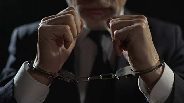 愤怒的罪犯被戴上手铐监禁，不公平的商人因犯罪而受到惩罚视频下载
