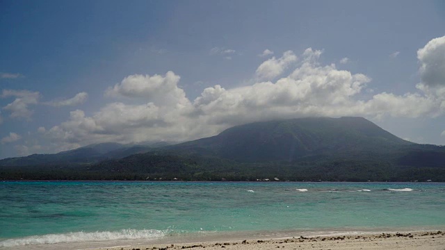 热带岛屿上美丽的海滩。Camiguin、菲律宾视频下载