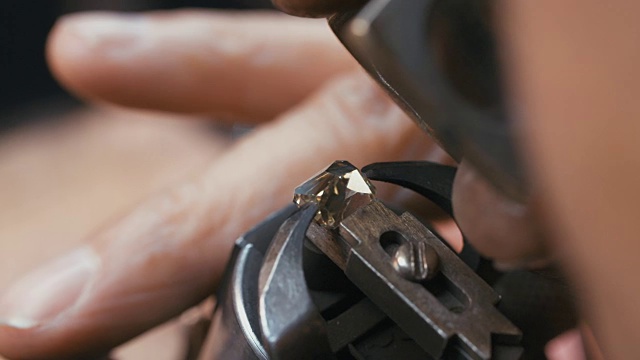 一颗钻石在钻石加工中心由熟练工人打磨视频素材