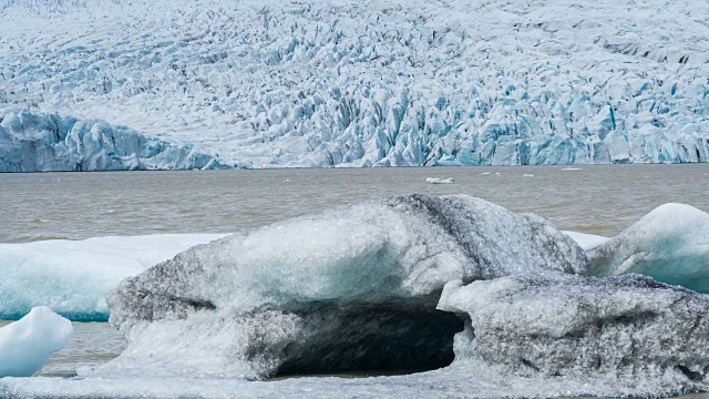 在冰川前面有一座破碎的冰山视频下载