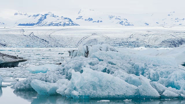冰岛的冰川湖，有漂浮在水中的冰山视频下载