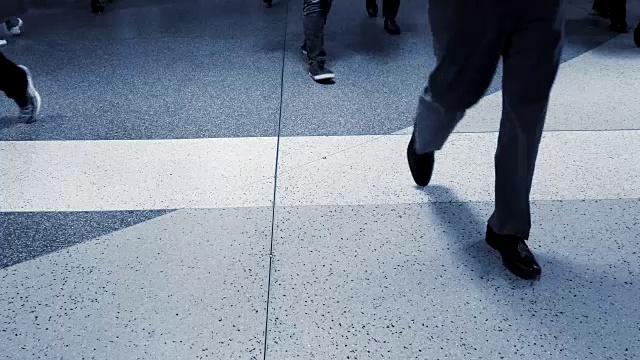 城市通勤行人的剪影。视频素材