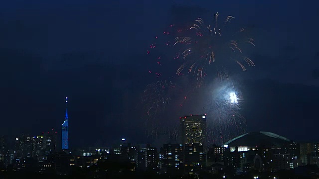 在福冈市的天空中，五颜六色的烟花照亮了城市。视频素材