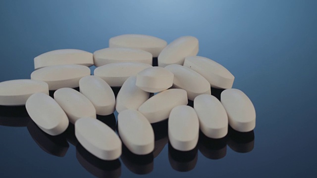 处方药-胶囊，药丸，片剂在反光的背景视频下载