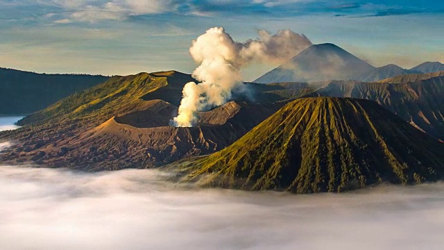 Bromo火山(Gunung Bromo)在日出时从Penanjakan山在Bromo腾格里塞缪国家公园视频素材