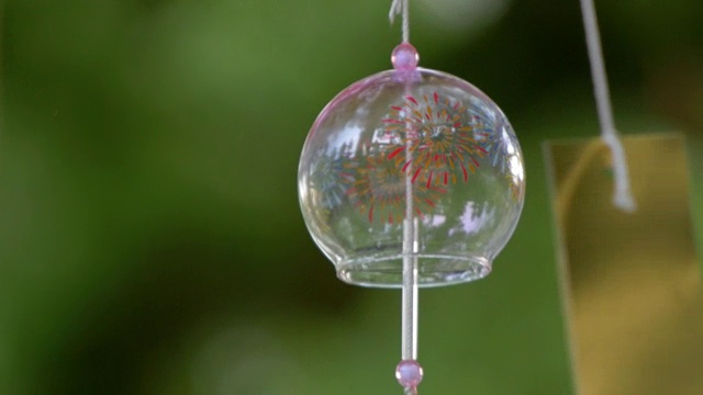 “福林”——日本传统玻璃风铃，随风摇摆视频素材