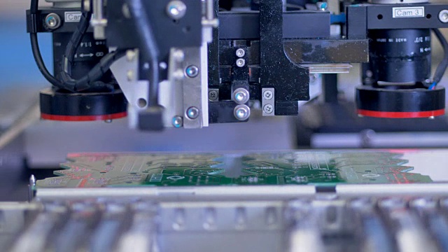 现代工业设备上的微芯片电路板制造。视频素材