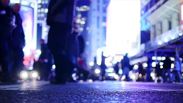 现代城市街道上的步行者:成功，商业，增长视频素材