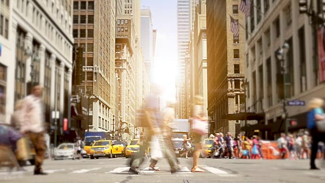 现代城市街道上的步行者:成功，商业，增长视频素材