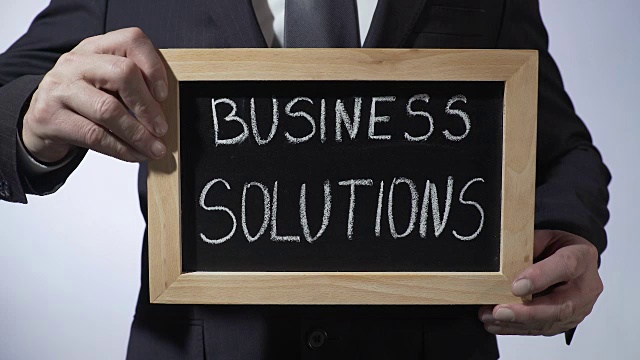 商业解决方案写在黑板上，商人拿着牌子，战略视频下载