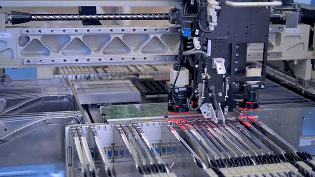 计算机元器件、微芯片生产上的现代工业设备。视频素材