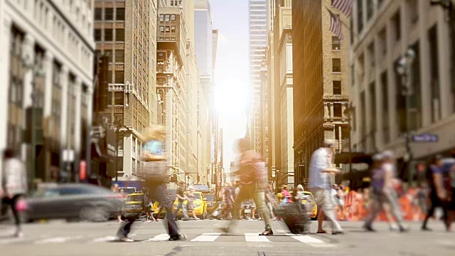 商人和游客走在纽约的街道上。交通、十字路口、人行横道视频下载