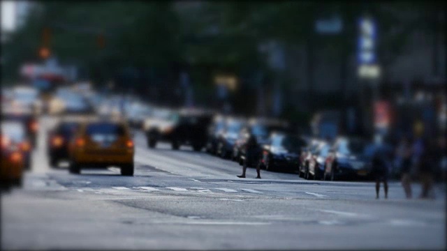 市长城市的人流。交通，汽车，行人，通勤者视频素材