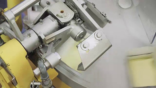 机器正在把黄油装进包里视频下载