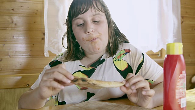 MS年轻女孩有一个过度饮食的问题视频素材