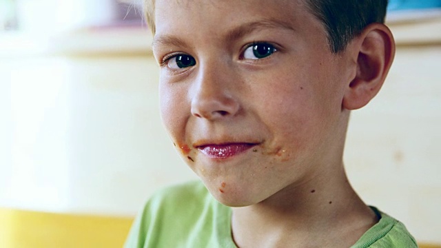 一个男孩在吃完东西后清理嘴巴的肖像视频下载