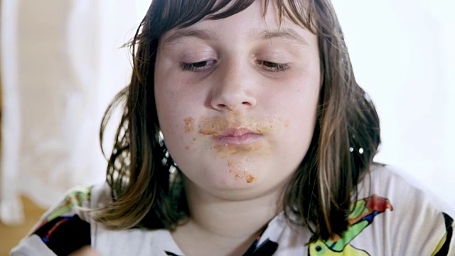 一个有过度饮食问题的年轻女孩视频素材