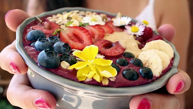 旋转的巴西莓碗和水果，闭合视频素材