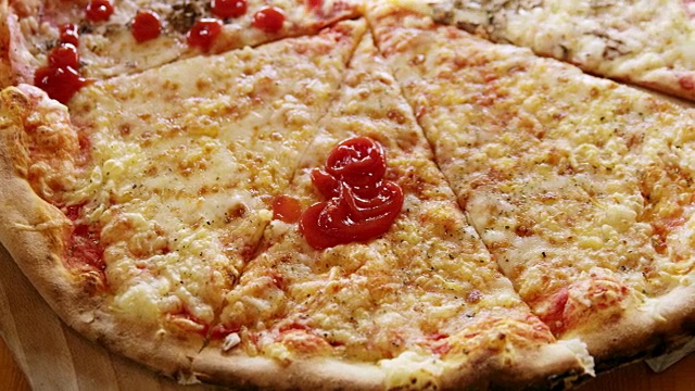 将番茄酱倒在比萨上视频素材