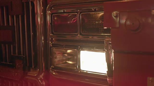 特写消防车与警告灯。《消防车之夜》视频素材