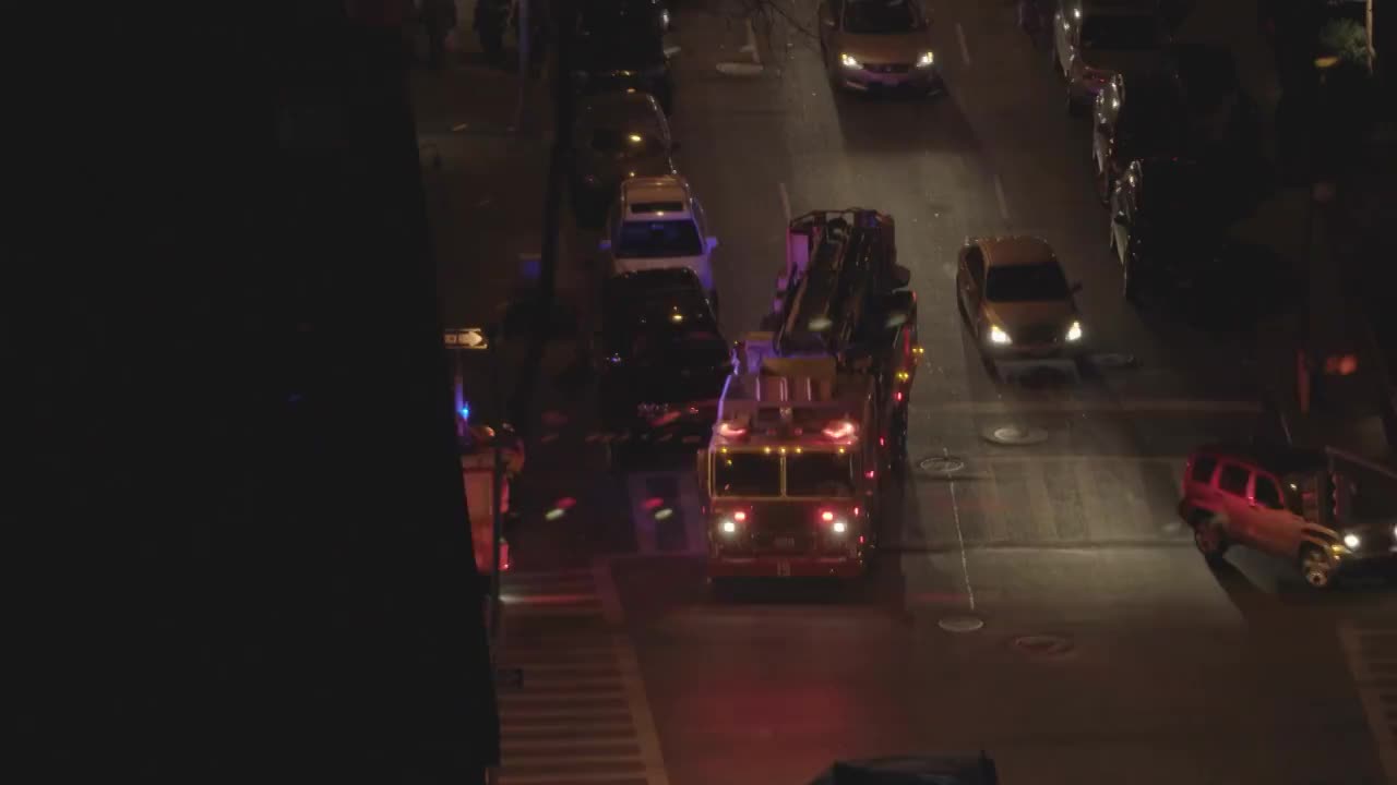 鸟瞰图消防车站在一个城市的街道在夜晚。汽车，交通，警示灯视频素材
