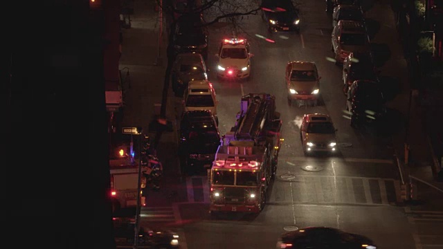 夜间站在路中间的消防车。照明警告灯，交通，汽车视频素材