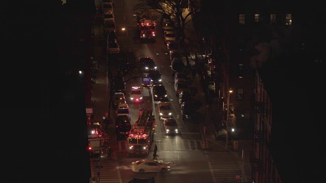 夜间站在路中间的消防车。照明警告灯，交通，汽车视频素材
