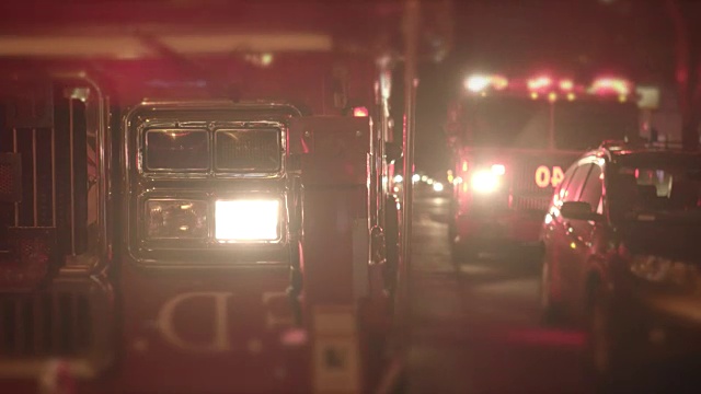 特写消防车与警告灯。《消防车之夜》视频素材