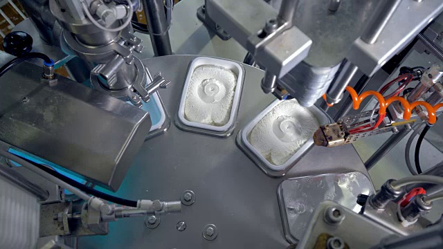 圆桌与机器人设备的奶酪包装。视频素材