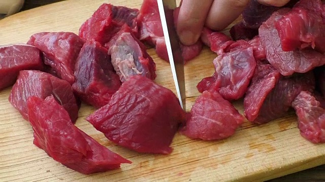 新鲜的生碎牛肉。用牛肉做炖牛肉。视频素材
