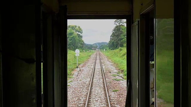 乘火车旅行时可以看到沿途的风景视频素材
