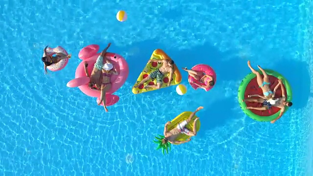 天线:好玩的健康的人们享受着有趣的充气漂浮物的暑假视频素材