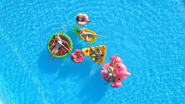 图片:欢乐的人们在游泳池里玩充气球视频素材