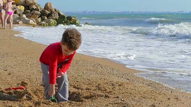 男孩在沙滩上玩视频下载