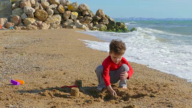 男孩在休赛期在沙滩上玩视频下载