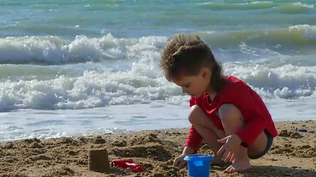 小男孩在海边玩视频下载