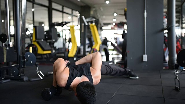 亚洲男人在健身房做健身操视频素材