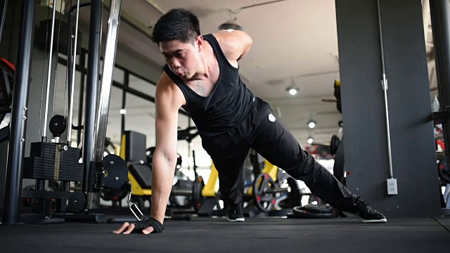 亚洲男人在健身房做健身操视频素材