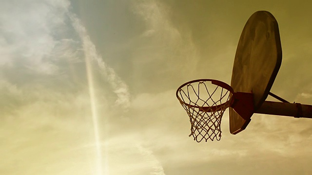 在夏天靠近篮球框的电影日落的时间流逝视频下载
