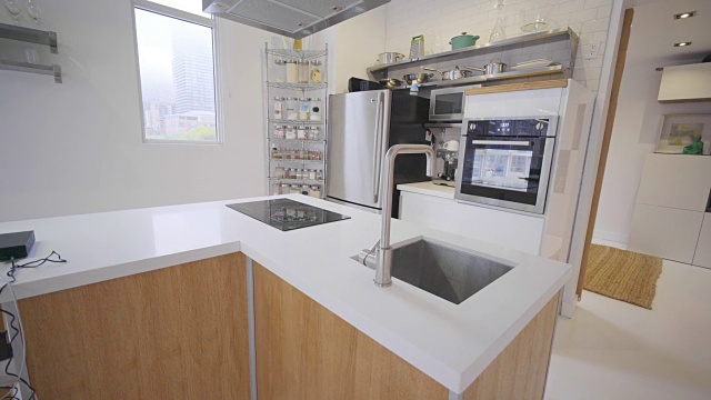 厨房内的现代公寓在多伦多市中心视频下载