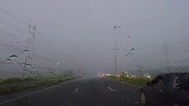 在大雨中驾驶视频下载