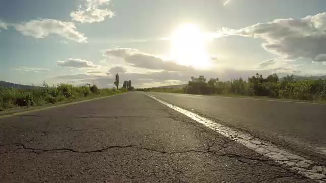 日落时分的乡村公路快速运动赛车，4k时间间隔视频素材