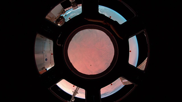 地球通过国际空间站的舷窗。这段视频由美国宇航局提供视频下载