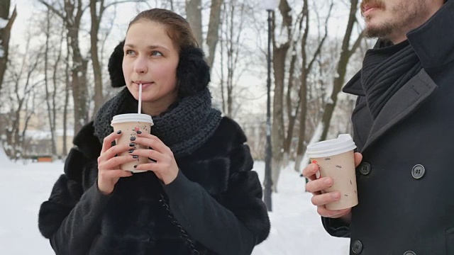 朋友们在冬季公园边聊天边喝咖啡视频下载