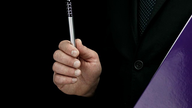 拿着紫色文件夹的商人拿着一支笔做手势。视频下载