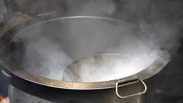 锅里沸腾的4k蒸汽。视频下载