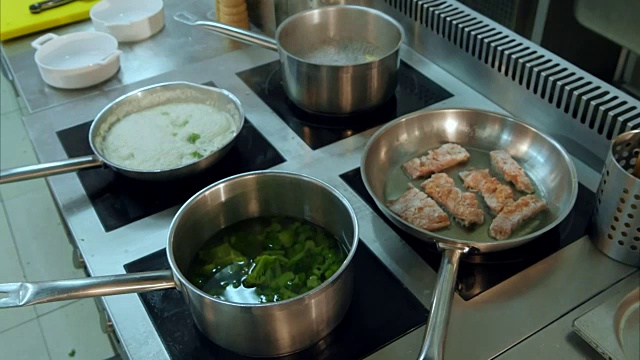 厨师男手检查和搅动正在烹饪的菜肴视频素材
