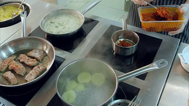 厨师双手将红菜酱放入炉子上的平底锅中视频素材