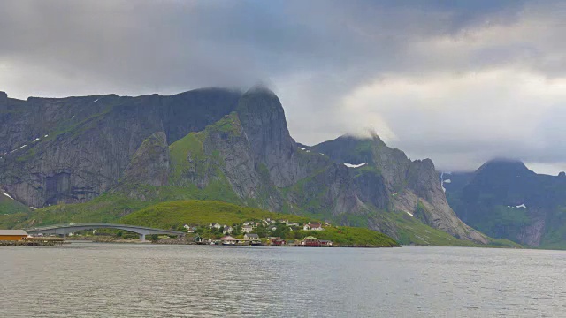 挪威罗浮敦群岛的一个渔村。壮观的晚霞在陡峭的山峰上移动。视频素材